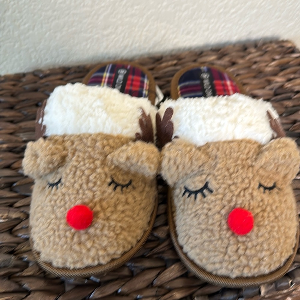 Wild Diva Reindeer Slippers Medium Fits 6-7 Holiday Festive‎ Rudolph NWT